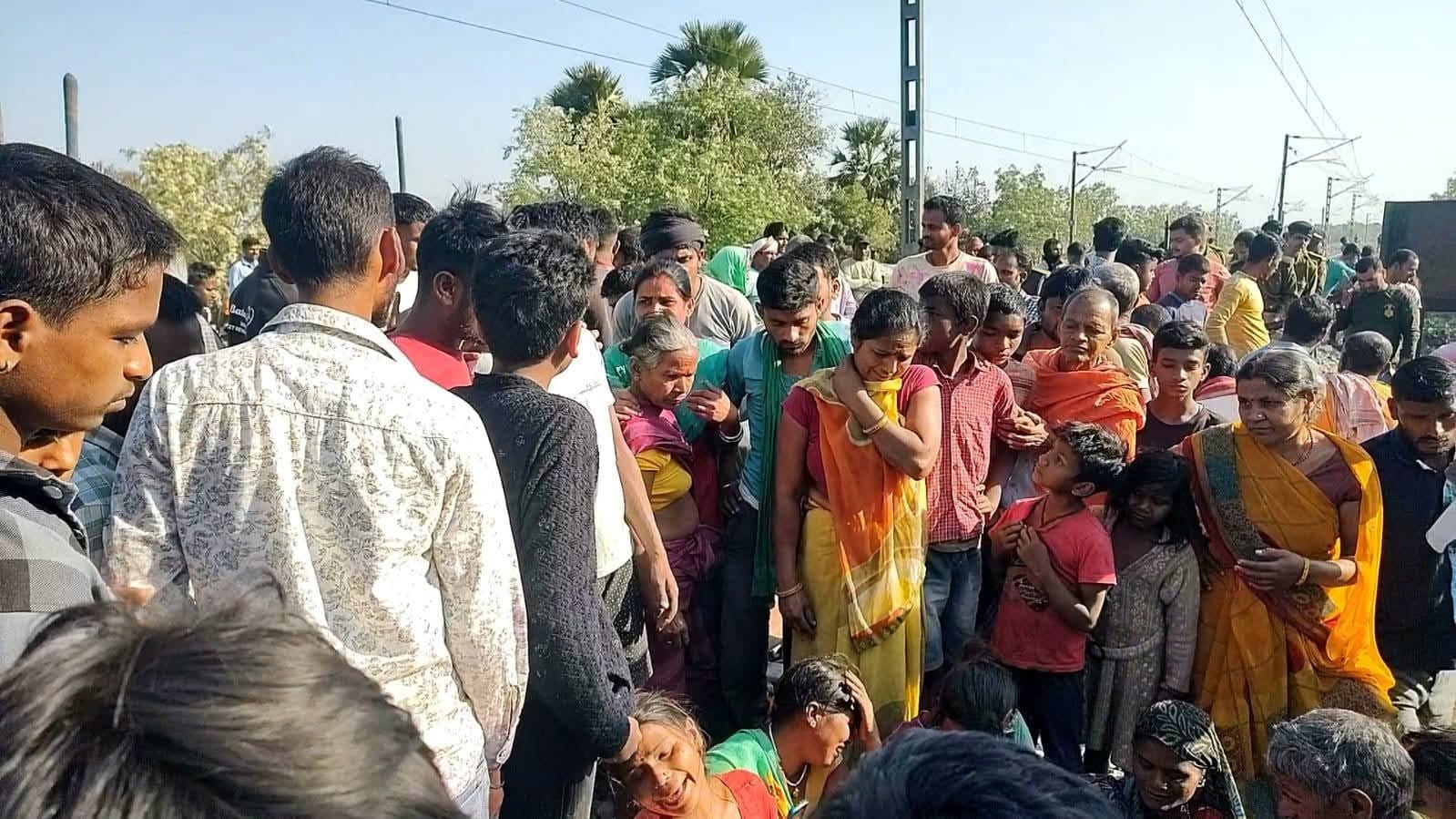 मौके पर मौजूद लोग