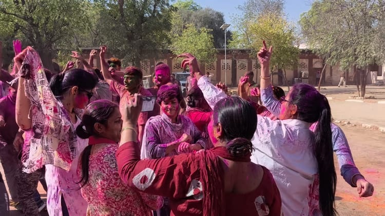 Bikaner: खाकी पर चढ़ा फागुन का रंग,पुलिस लाइन में अफसर-जवानों ने साथ खेली होली