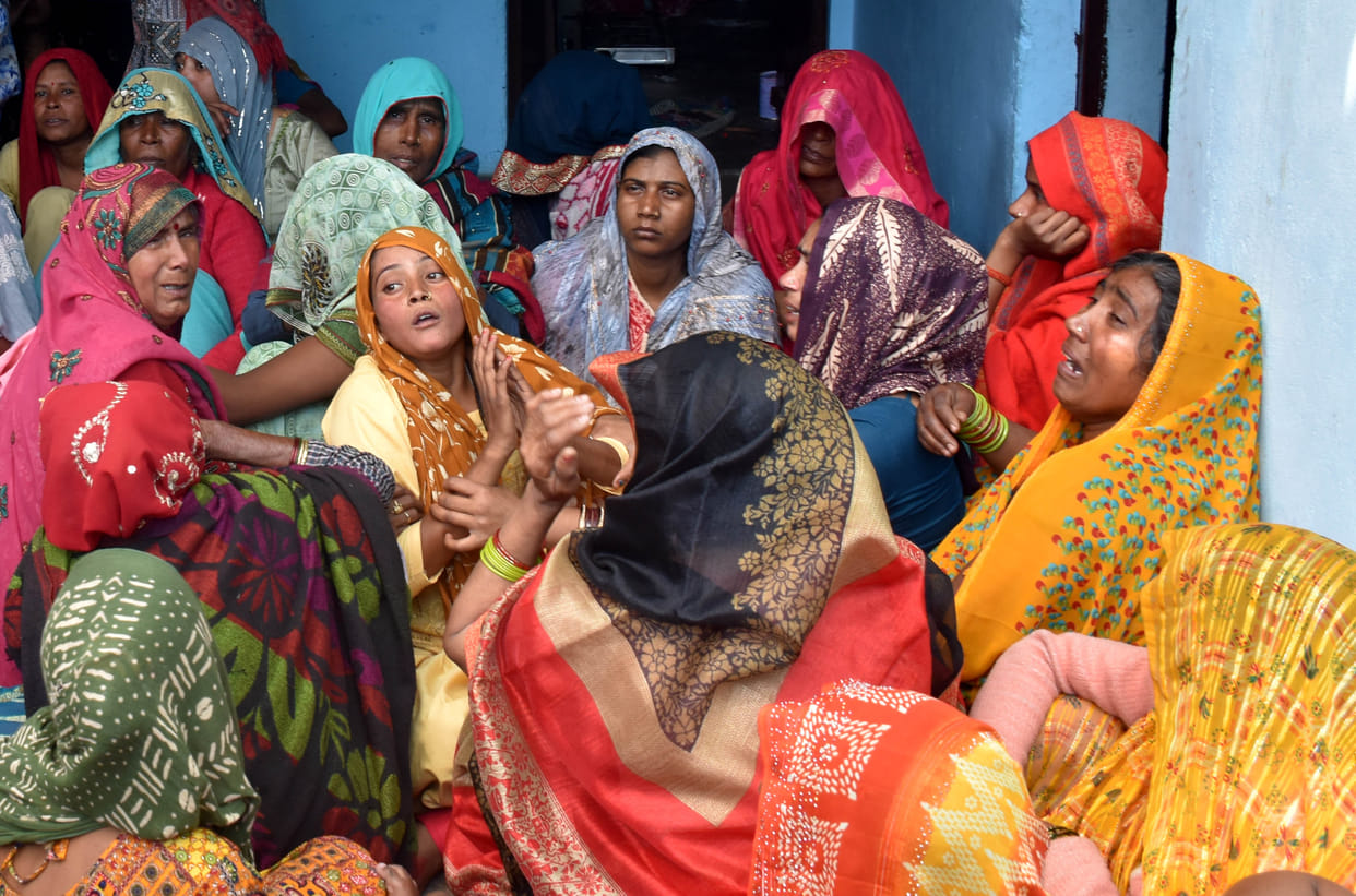 Even the mehndi on the hands did not fade, the vermilion on the parting of the hair was destroyed in just 11 days.