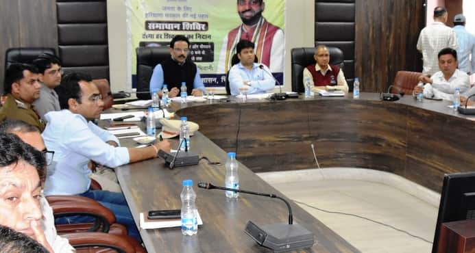 डीआरडीए हाल में अधिकारियों की बैठक लेते उपायुक्त साहिल गुप्ता। 