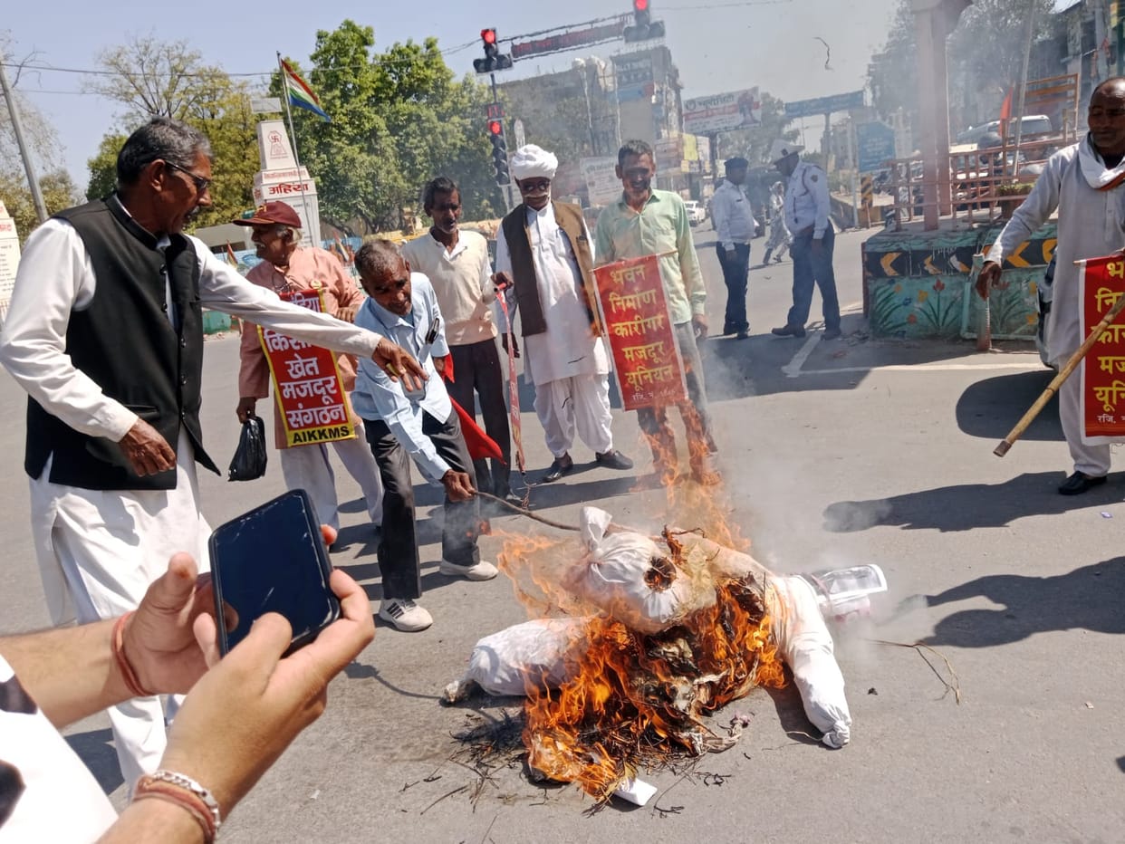 Farmer organizations burnt the effigy of Trump.
