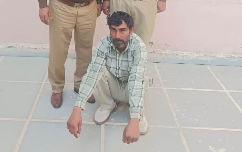 गोहाना सदर थाने की पुलिस की गिरफ्त में 30 से ज्यादा आपराधिक मामलों में नामजद सुनील। संवाद