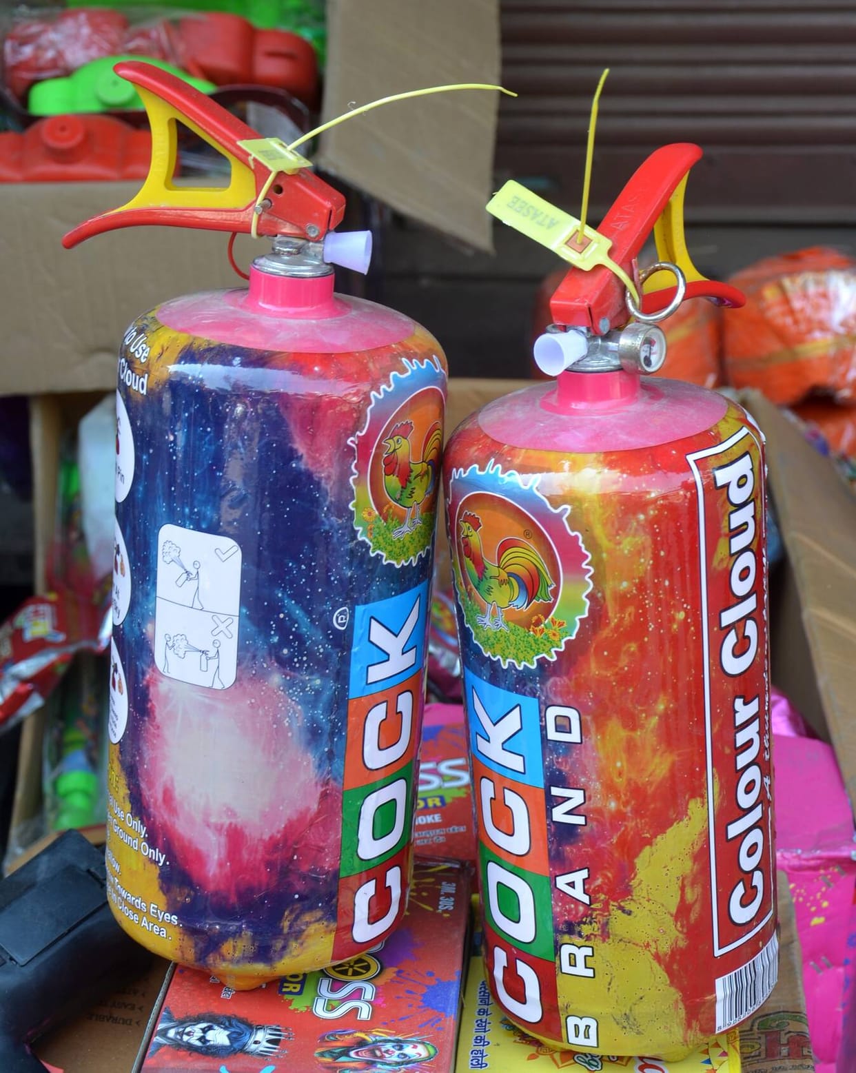 There is a huge demand for gulal cylinders, and a turnover of five crore rupees is expected in the district
