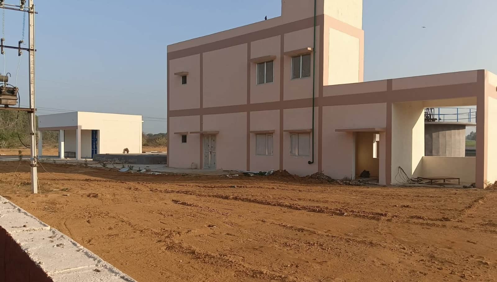 गांव मानकावास में बनाया गया जल घर का भवन। 