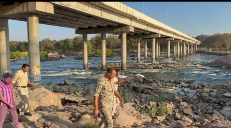 Tikamgarh News: ओरछा में होली के बीच हादसा, बेतवा नदी में डूबने से युवक की मौत; एक लापता खोज जारी