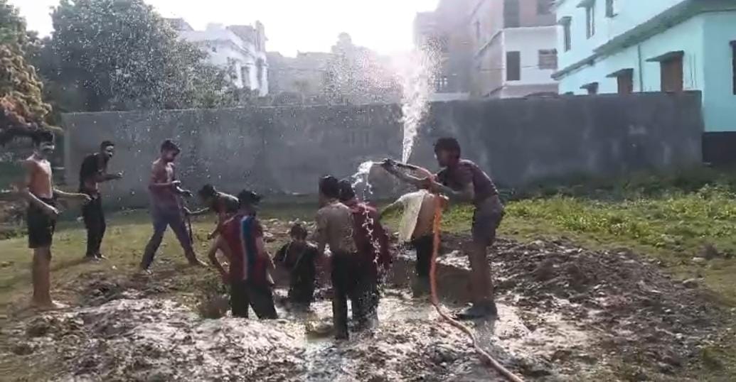 Muzaffarpur Bihar news : people celeberate holi festival with full enjoy police in active mode