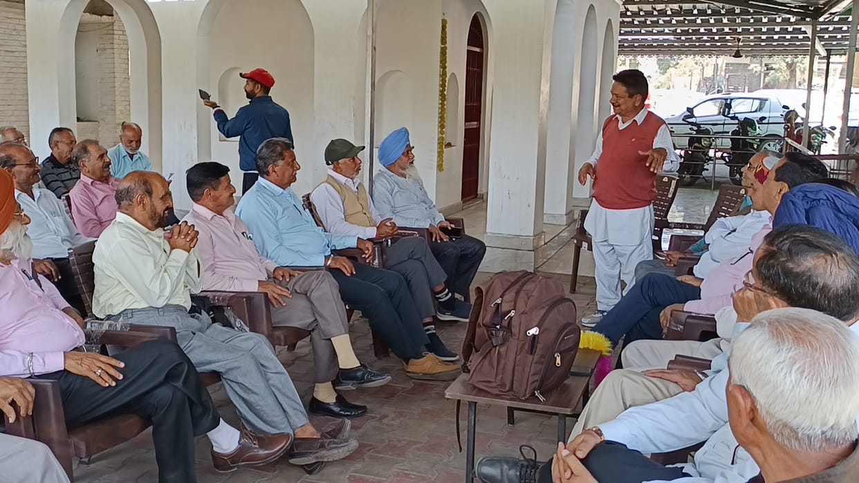 Electricity Board pensioners demanded payment of outstanding amount
