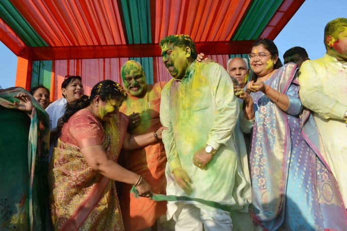 Abir and gulal flew in abundance, flowers were showered
