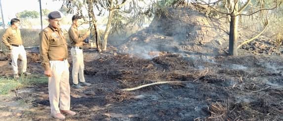 लोहारू बणी में आग लगने की जगह पर मौजूद पुलिस