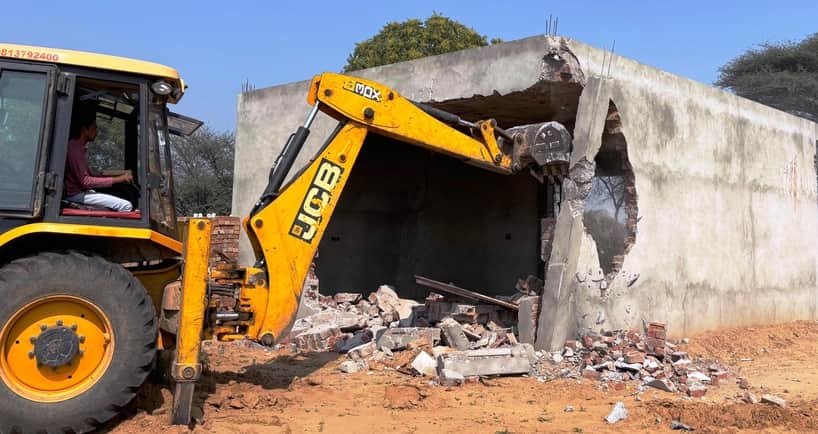 लोहारू में अवैध निर्माण तोड़ती जेसीबी।