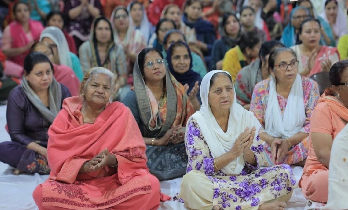Living in communal fanaticism is not a spiritual life: Dr. Divyanand