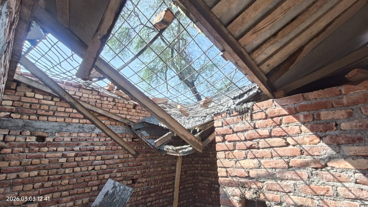 underconstruction toilet roof fell down in civil hospital