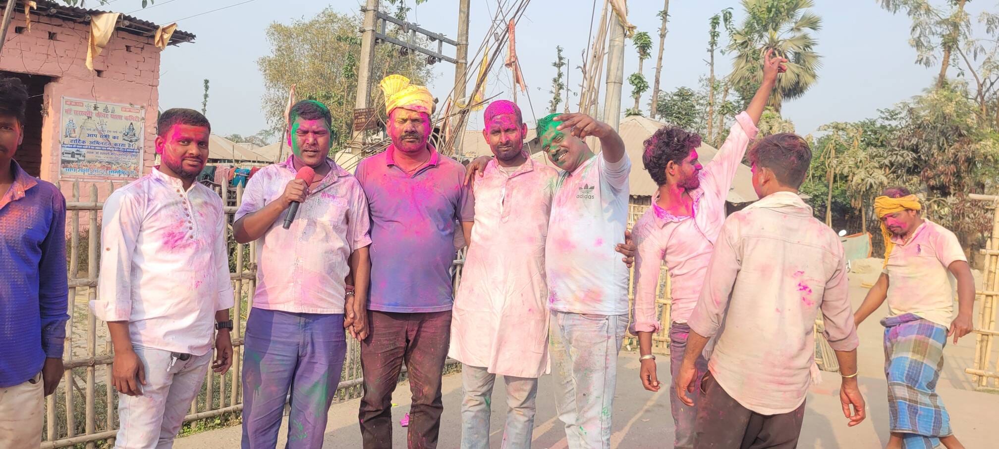 पूर्णिया में धूमधाम से मनाई जा रही होली।