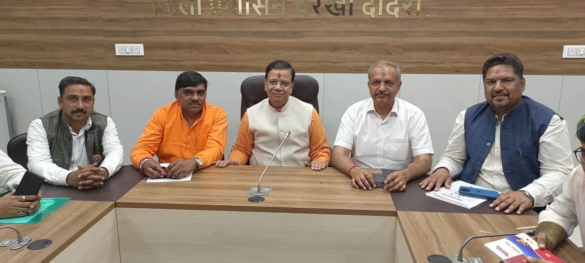 पत्रकारों से बात करते डॉ. कमल गुप्ता, सुनील सांगवान, सुनील इंजीनियर व अन्य। 