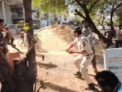 After the death of a youth, the hospital was vandalized and stones were pelted demanding the arrest of the doc
