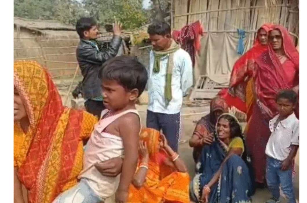 रोते बिलखते परिजन।