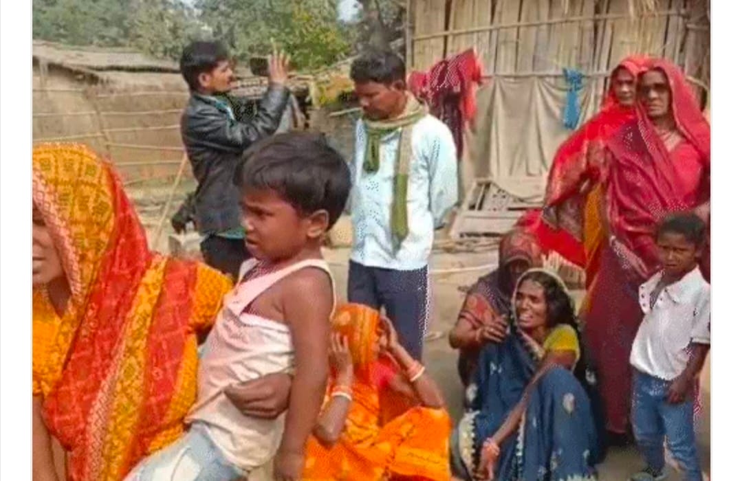 रोते बिलखते परिजन।
