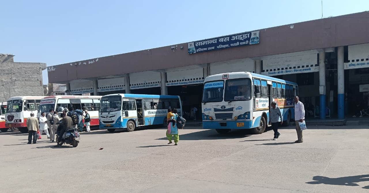 शहर स्थित बस स्टैंड परिसर में बूथ पर खड़ी बसें। 