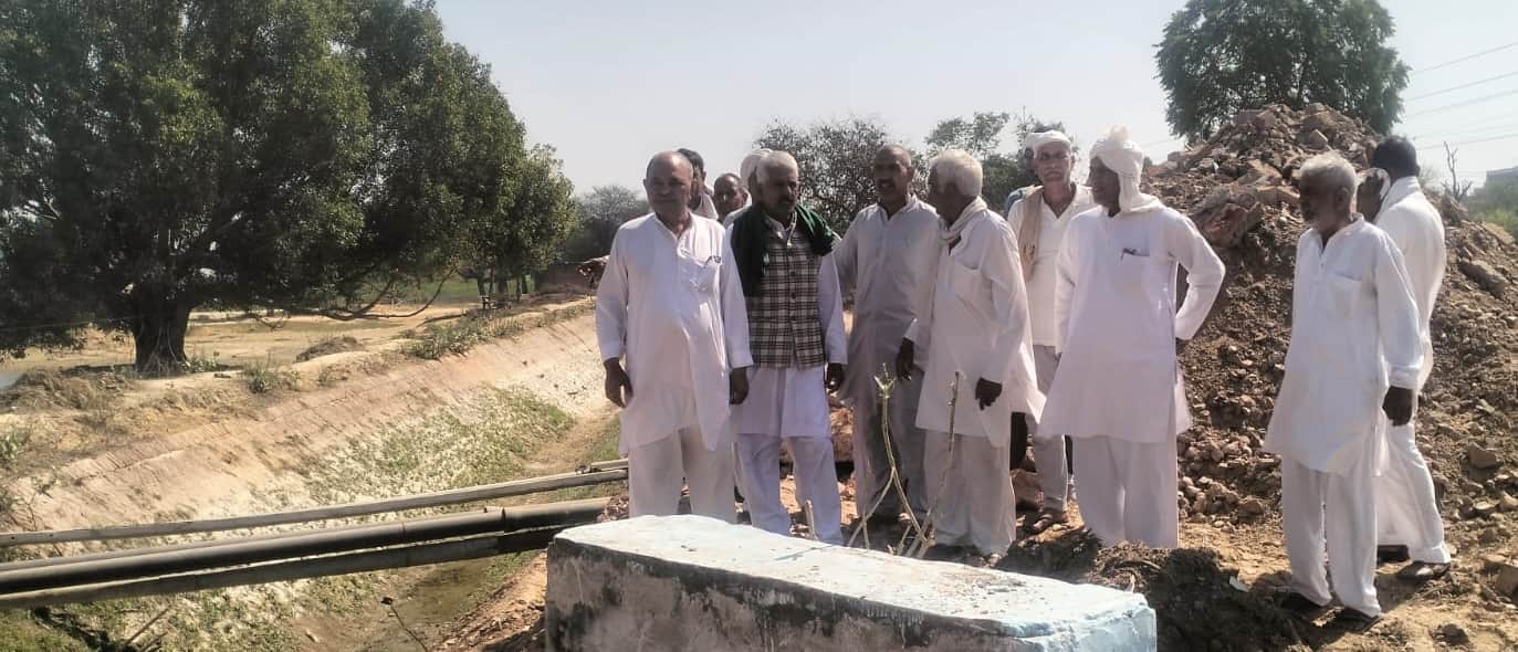 टूटी पुलिया से परेशान होकर रोष जताते ग्रामीण ।