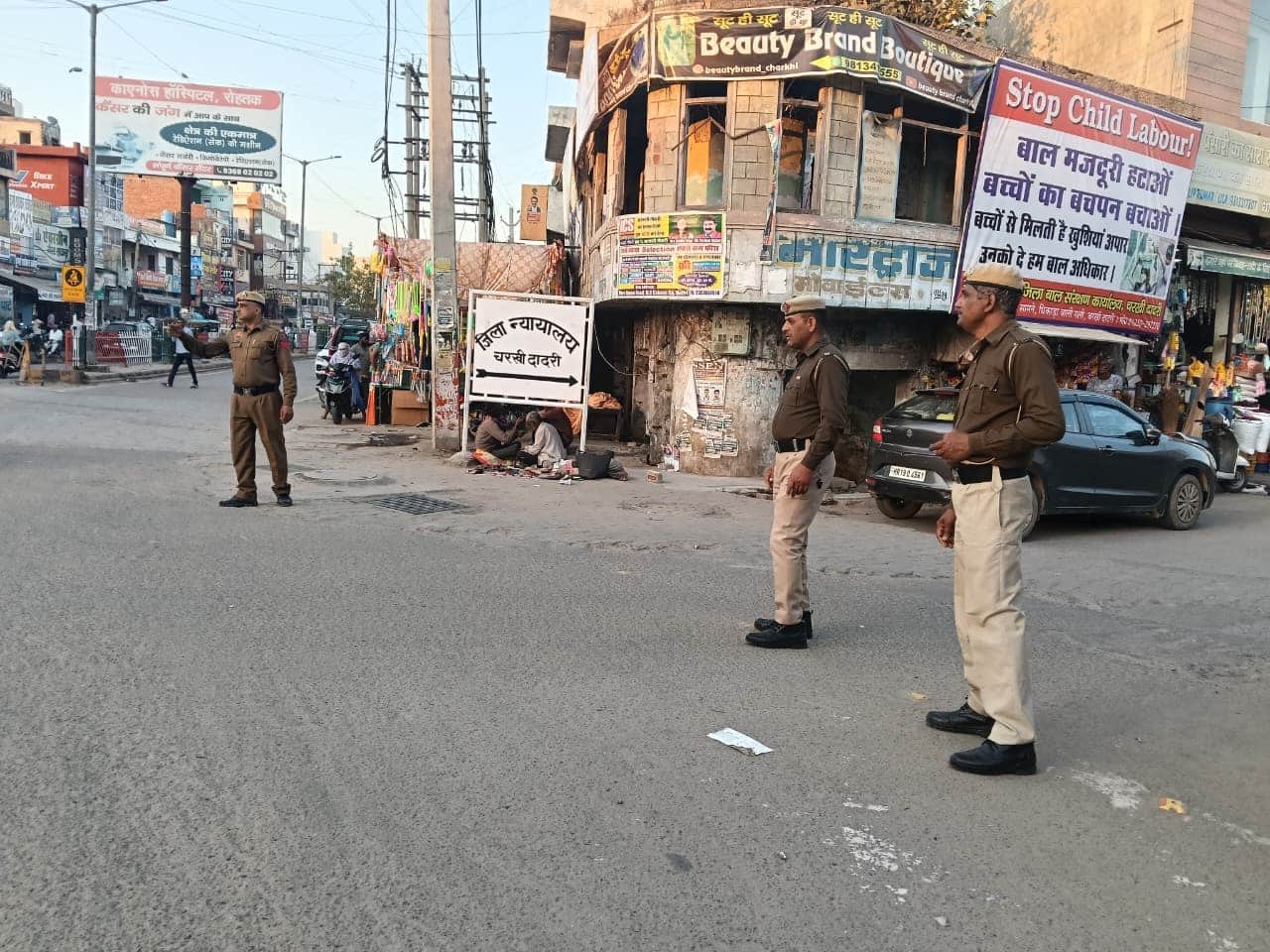 दादरी के भगवान परशुराम चौक पर तैनात पुलिसकर्मी। 