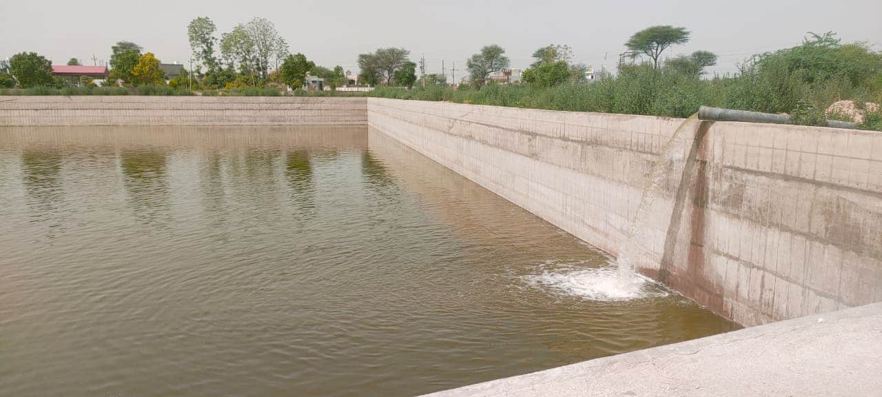 दादरी की चंपापुरी कॉलोनी स्थित जलघर में बना टैंक।