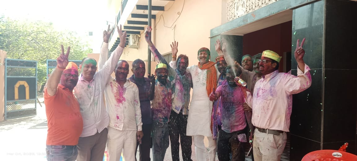 The holy city resonated with Holi of flowers and Phag songs.