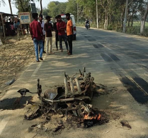 टक्कर के बाद बीच सड़क पर धू-धू कर जलने लगी बाइक।