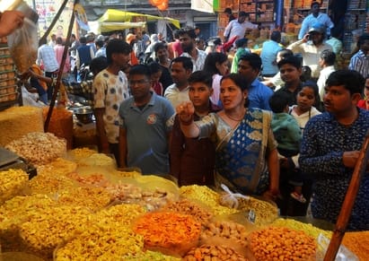 Goddess Lakshmi showers blessings on markets on Holi... estimated turnover of Rs 70 crore