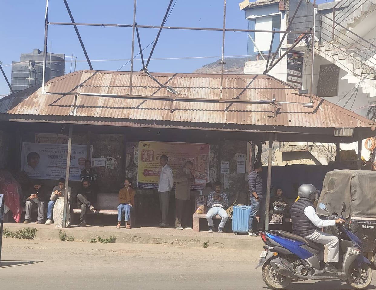 The condition of the rain shelters is poor, they do not have a roof in the sun and water drips during the rain.