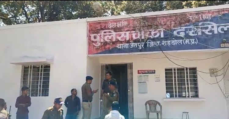 एमपी-छत्तीसगढ़ सीमा पर बवाल: रेत से भरा ट्रैक्टर पलटा, चालक की मौत के बाद पुलिस पर हत्या का केस; दो निलंबित