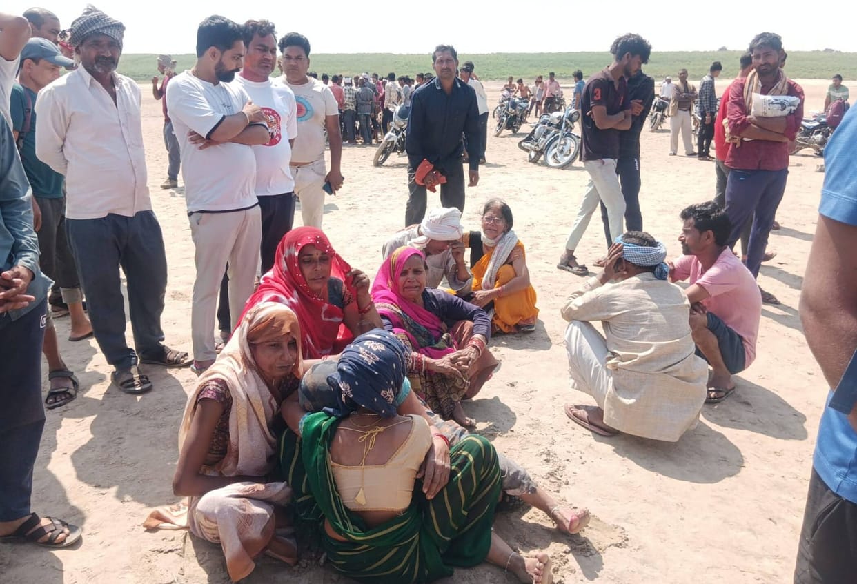 Two friends drowned while bathing in the Yamuna, one was rescued by boatmen.