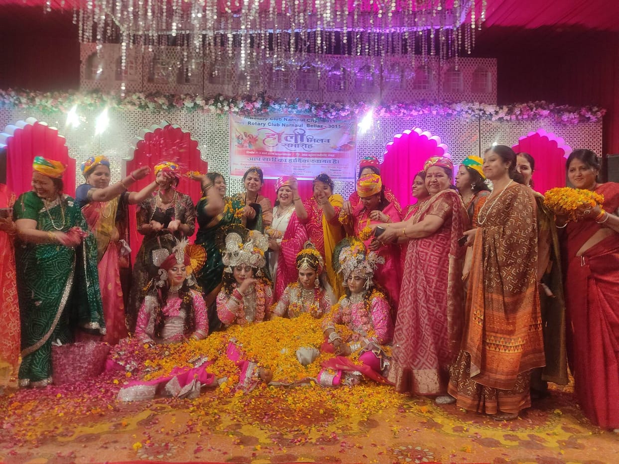 Rotary Club Narnaul City celebrated Holi with flowers and organised a grand convention.