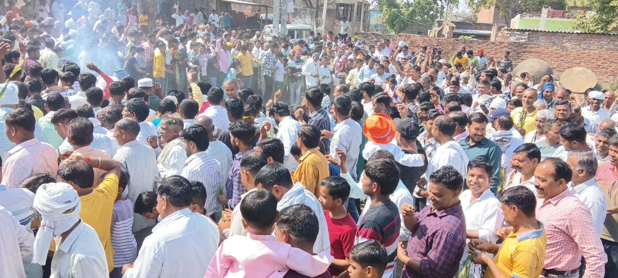 Thousands of people poured Akshat at one place in Rathera