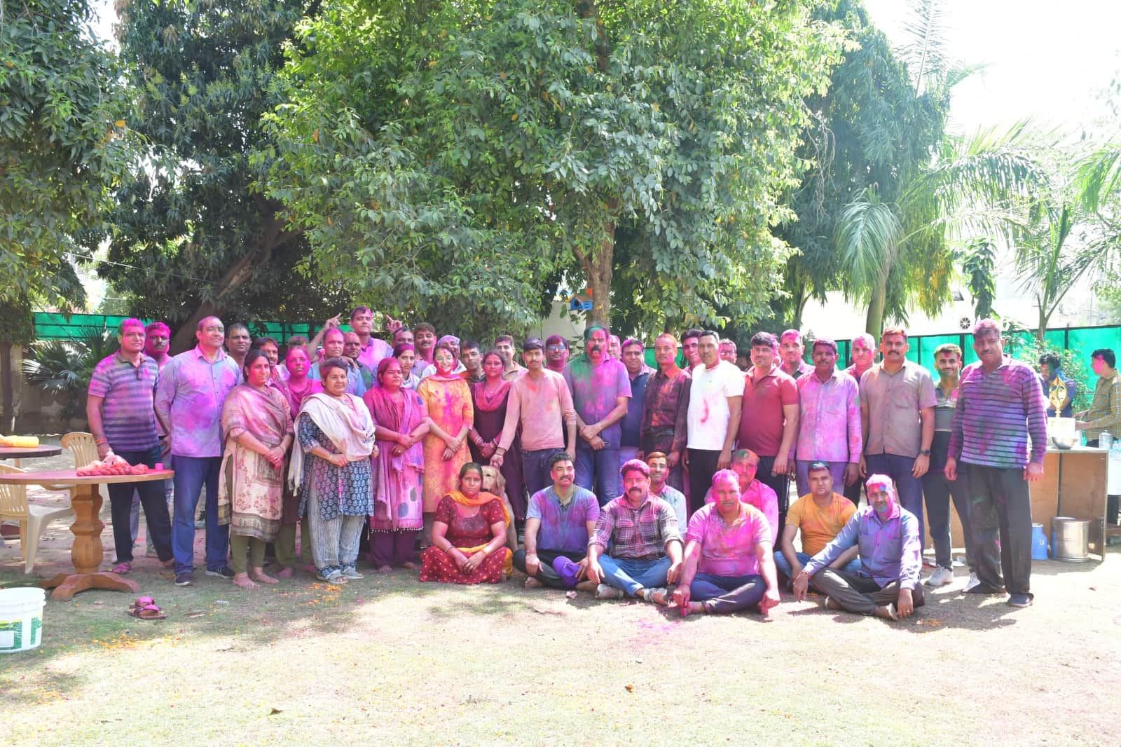 फोटो 4पुलिस अधीक्षक के आवास पर होली मिलन समारोह मनाते पुलिस अधिकारी व कर्मी।स्रोत प्रवक्ता