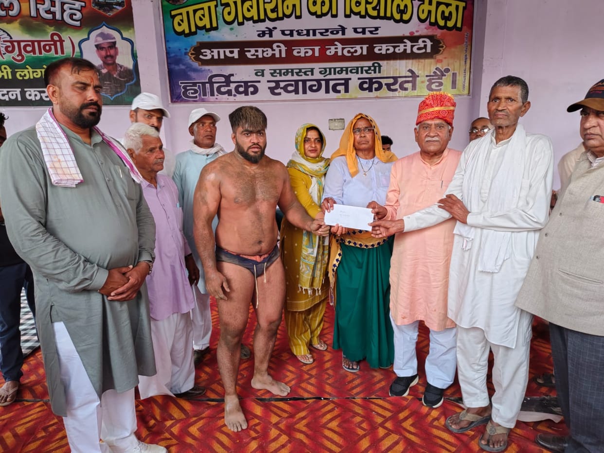 Rohit Maur defeated Kala Pehlwan and won a wrestling match worth Rs 71,000.
