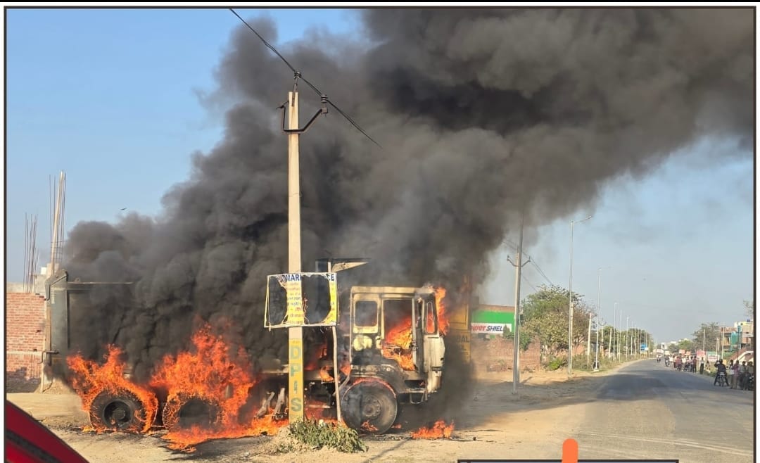 A clothing showroom in a residential area burned down due to a short circuit.