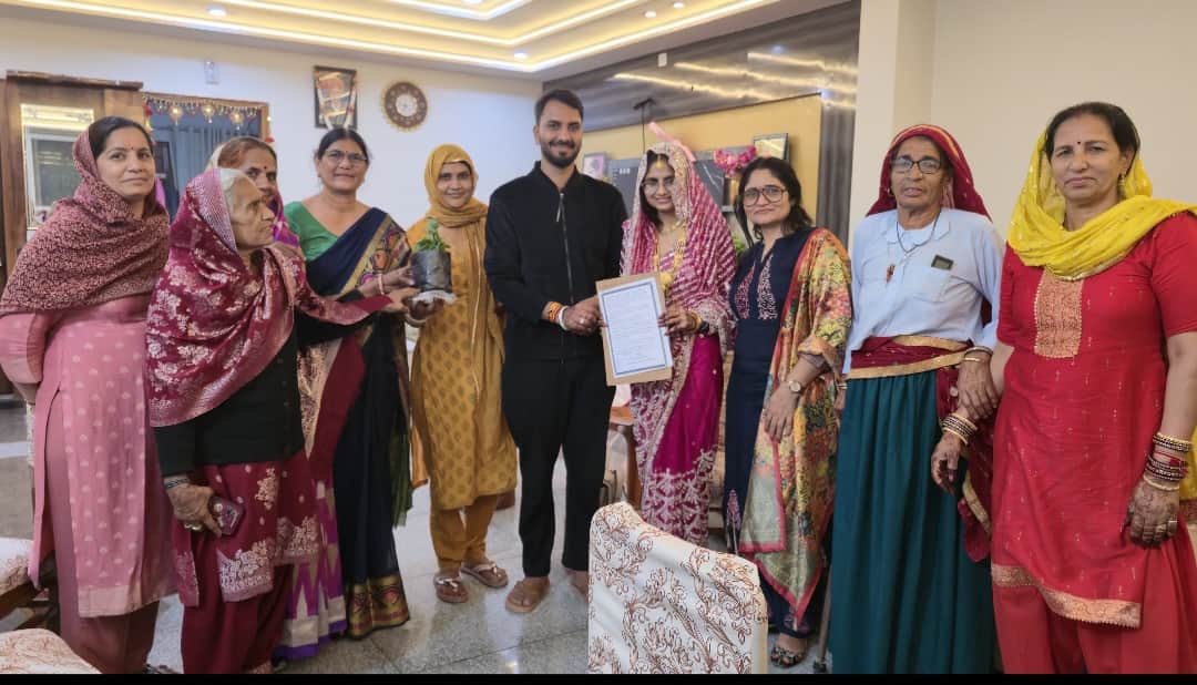 फोटो 6दहेज रहित विवाह करने पर परिवार को पौधा भेंट कर सम्मानित करते कृष्णा आर्या व अन्य।स्रोत 