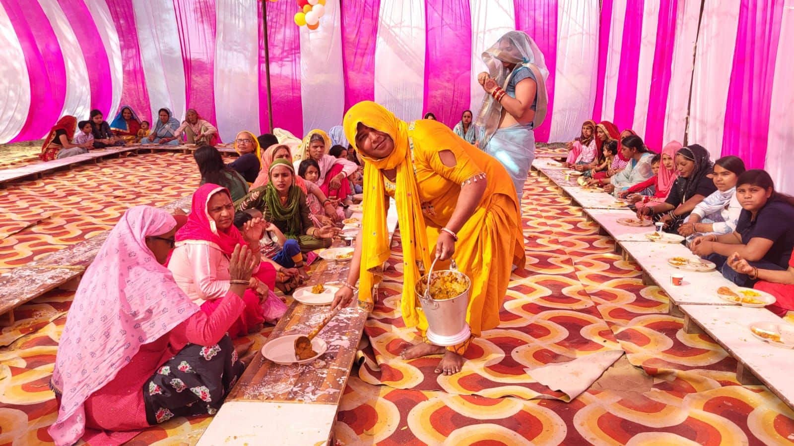 फोटो संख्या:52- बुचौली में आयोजित भंडारे में प्रसाद ग्रहण करते श्रद्धालु--स्रोत- आयोजक