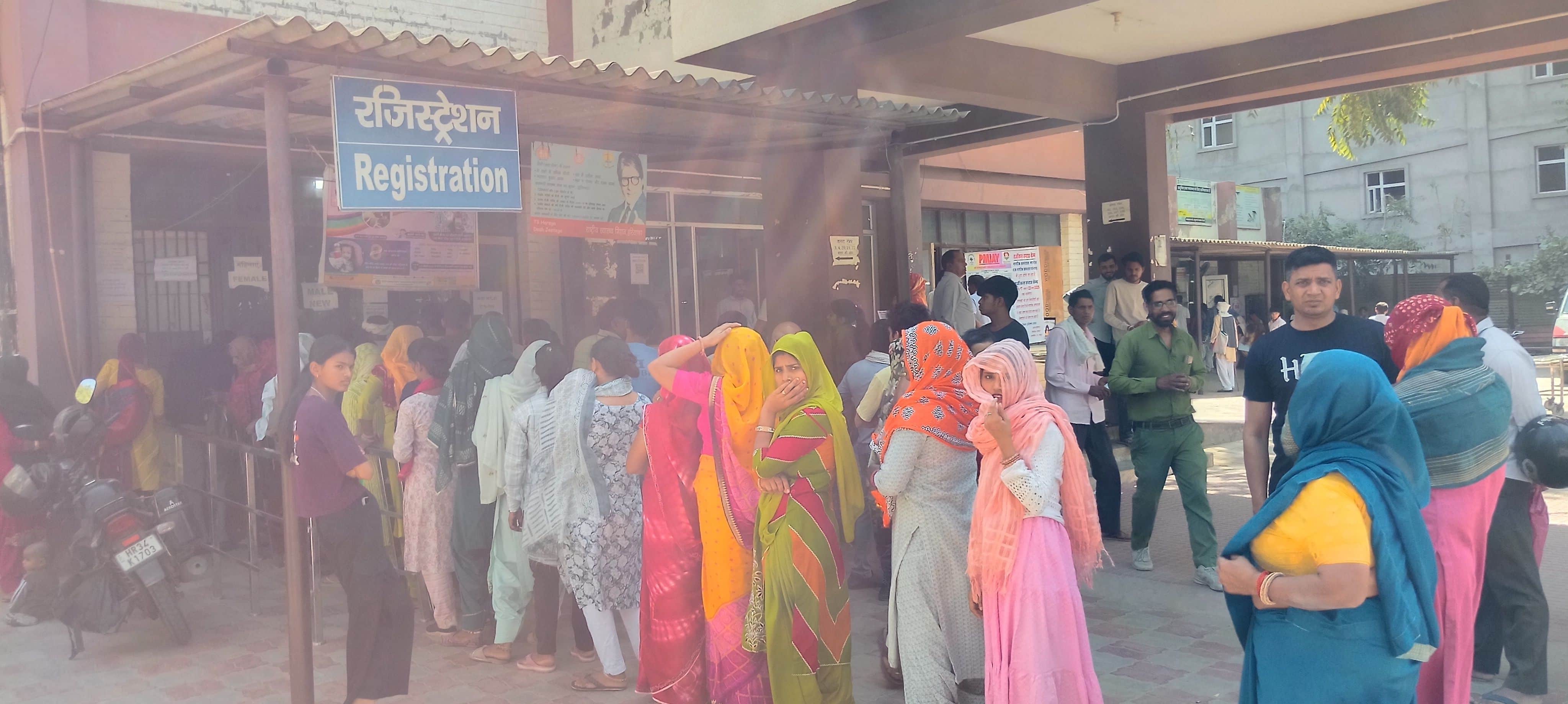 फोटो संख्या:56- नागरिक अस्पताल महेंद्रगढ़ में ओपीडी के बाहर लगी मरीजों की लंबी लाइन--संवाद