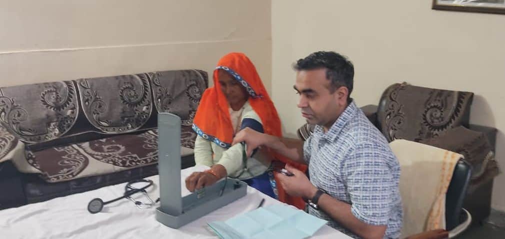 फोटो संख्या:74- यादव धर्मशाला  महेंद्रगढ़ में निशुल्क ह्दय जांच शिविर में राेगी की जांच करता च