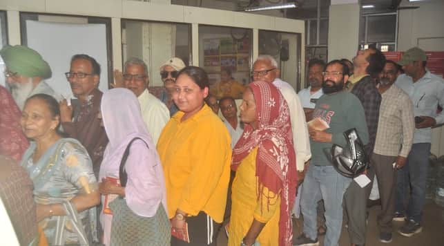 गढ़ रोड स्थित पीएनबी बैंक में रूपये जमा करने व निकालने के लिए ग्राहकों की लाइन। संवाद