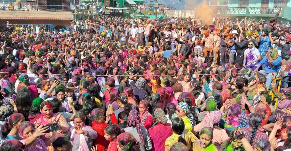 गोपेश्वर के रामलीला मैदान में होली के गीतों पर थिरकते होल्यार। संवाद