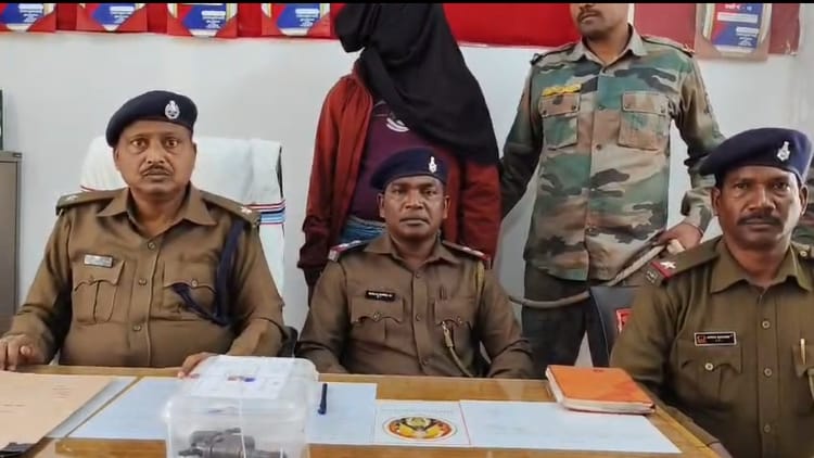 Jharkhand News: देशी कट्टा व जिंदा कारतूस के साथ आरोपी गिरफ्तार, कई थानों में दर्ज हैं पांच से अधिक मामले