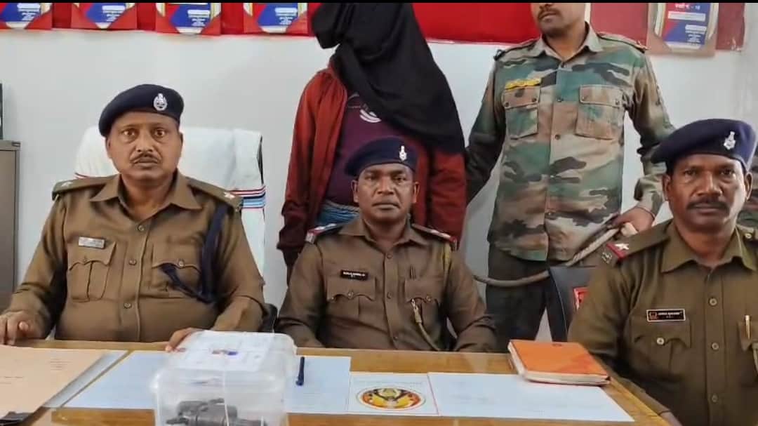 गिरफ्तार आरोपी की जानकारी देते हुए पुलिस अधिकारी।