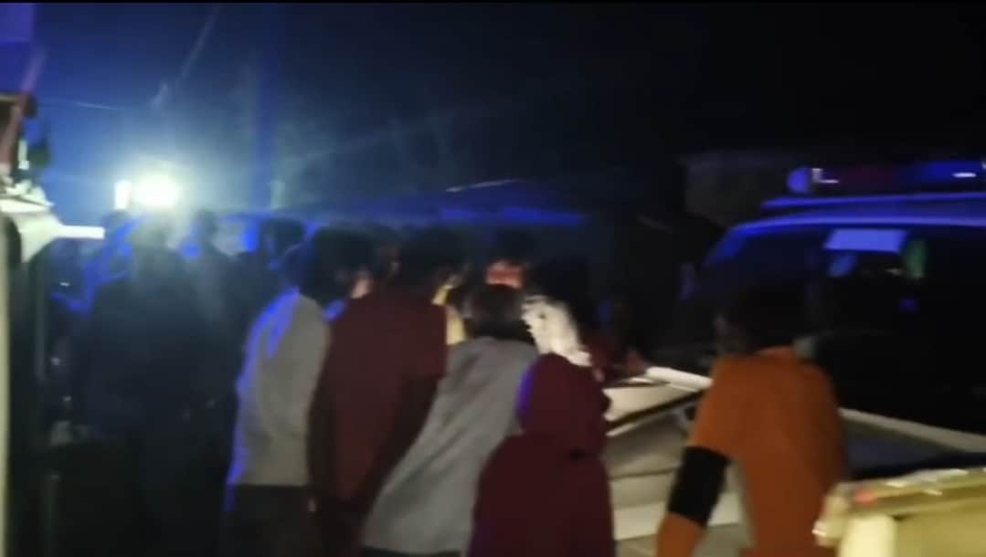 गांव में तैनात पुलिस कर्मी