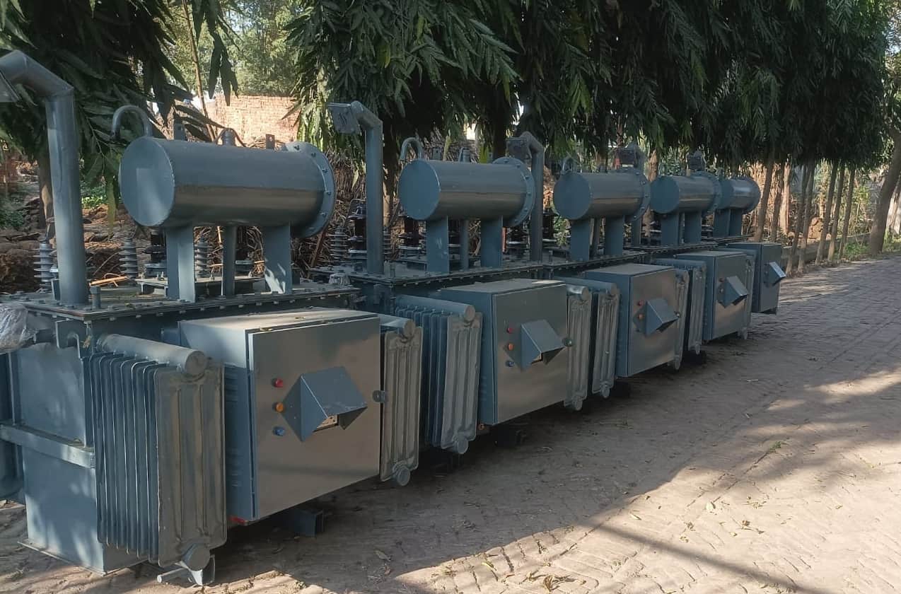 गांव दतियाना बिजलीघर में रखे बिजली के नए ट्रांसफार्मर। संवाद