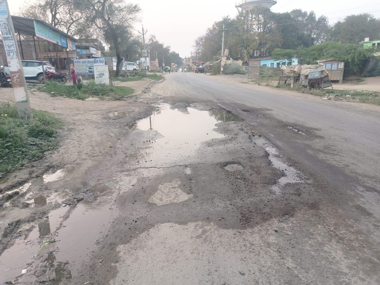 Banda-Hamirpur road in bad condition, potholes increase danger