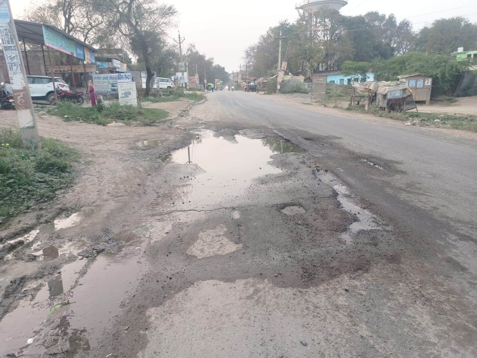 जसपुरा कस्बे में राजमार्ग में बने गड्ढे और जमा पानी। संवाद