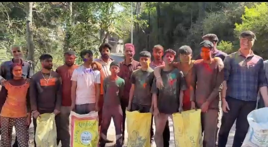 People danced to the song Rang Barse Bhige Chunarwali, and a lot of gulal was thrown.