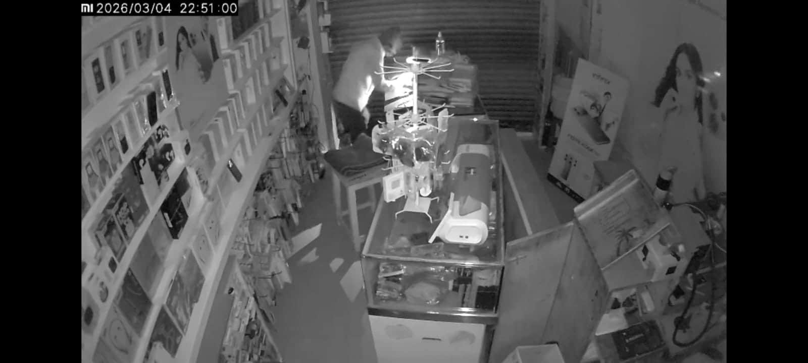 मोबाइल की दुकान से चोरी के फुटेज। संवाद